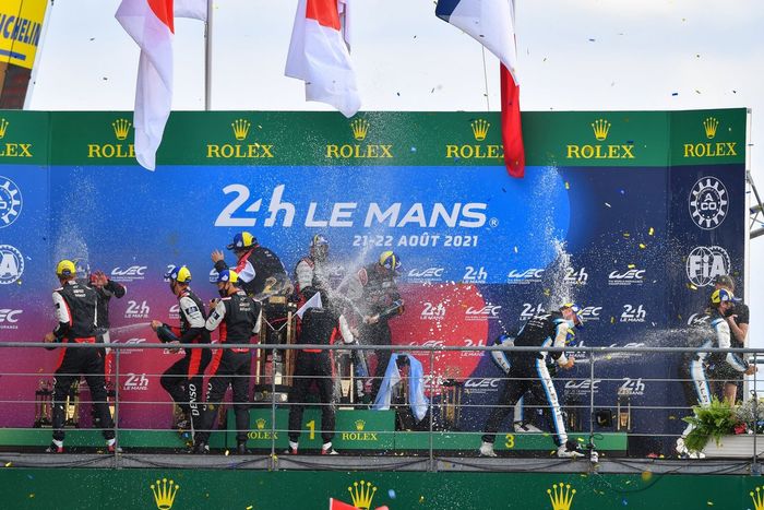 Podio: ganadores #7 Toyota Gazoo Racing Toyota GR010 - Hybrid Hypercar, Mike Conway, Kamui Kobayashi, José María López, segudo lugar #8 Toyota Gazoo Racing Toyota GR010 - Hybrid Hypercar, Sebastien Buemi, Kazuki Nakajima, Brendon Hartley, tercer lugar #36 Alpine Elf Matmut Alpine A480 - Gibson Hypercar of André Negrão, Nicolas Lapierre, Matthieu Vaxiviere