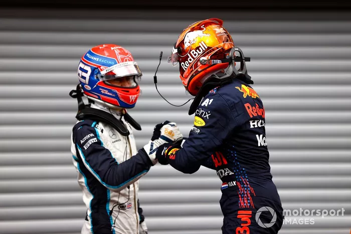 Ganador de la pole Max Verstappen, Red Bull Racing, y el segundo puesto George Russell, Williams, en Parc Ferme