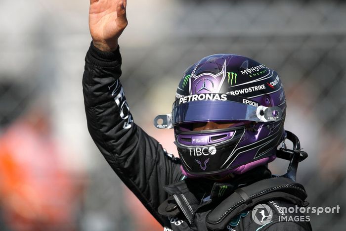 Ganador de la pole Lewis Hamilton, de Mercedes, da un pulgar arriba desde el Parc Ferme tras la clasificación
