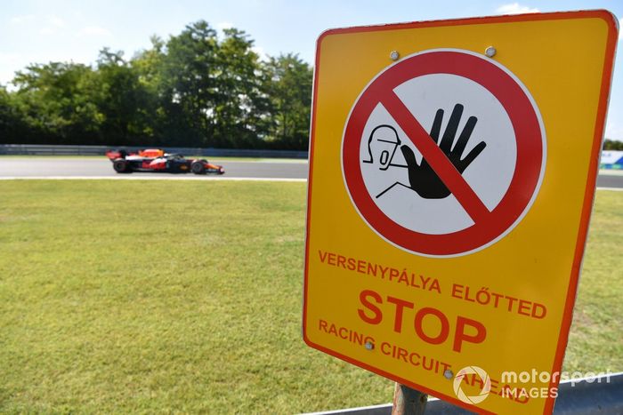 Max Verstappen, Red Bull Racing RB16B, pasa por una señal al lado de la pista