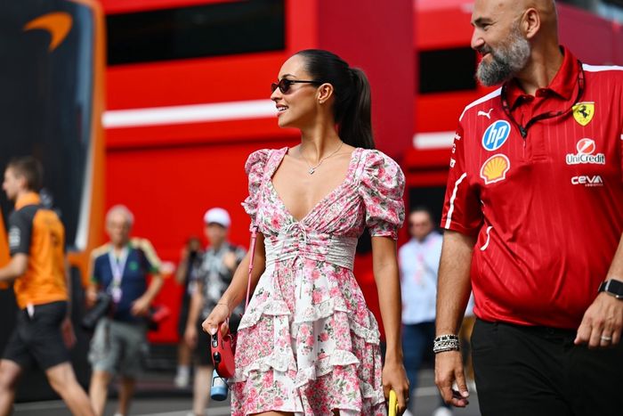 Alexandra Saint Mleux y Leo llegan al Paddock