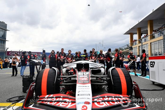  Un Lockheed-Martin F-22A Raptor sobrevuela la parrilla de salida del equipo Haas F1 