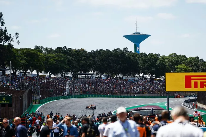 Oscar Piastri, McLaren MCL60, llega a la parrilla de salida