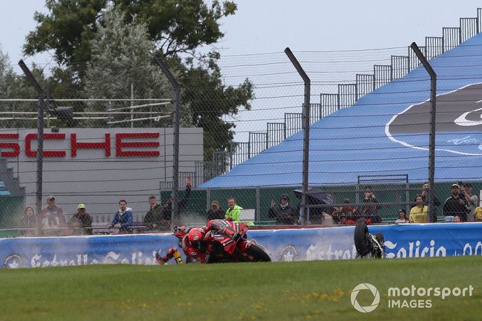 Francesco Bagnaia, Ducati Team, Marco Bezzecchi, VR46 Racing Team caída