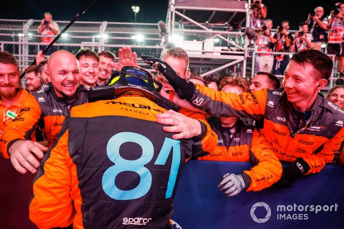 Oscar Piastri, McLaren, 1ª posición, celebra con su equipo a su llegada al Parc Ferme tras la carrera Sprint.