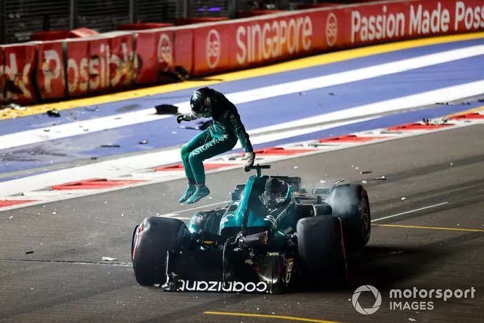 Lance Stroll, Aston Martin AMR23, sort de sa voiture lourdement endommagée après un accident à la fin de la Q1.