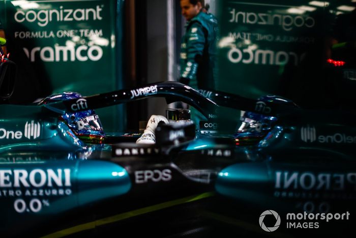 Fernando Alonso, Aston Martin AMR23, en el garaje