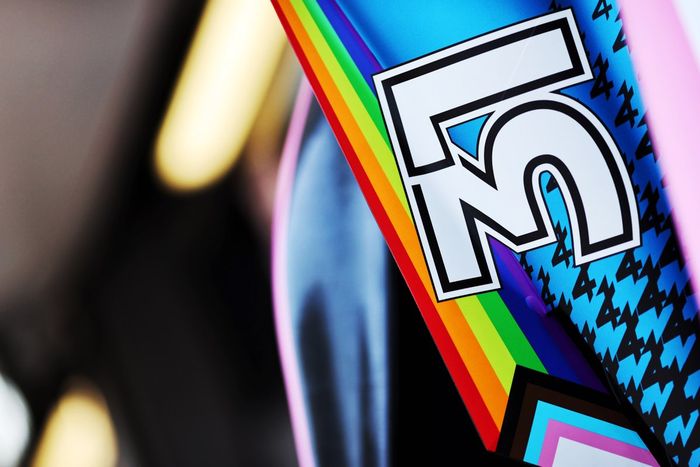 La bandera arcoiris en el Alpine F1 Team durante el mes del orgullo