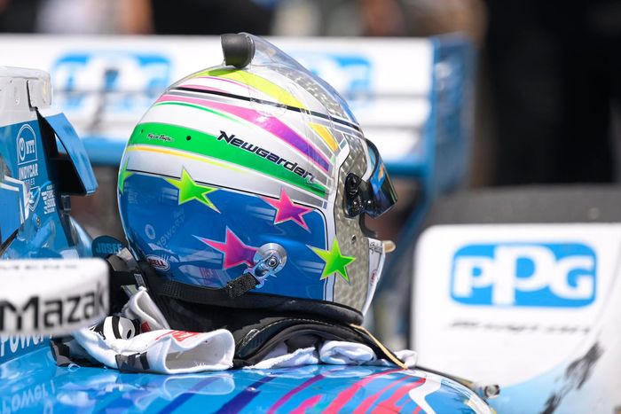 Josef Newgarden, casco del Team Penske Chevrolet después de la carrera