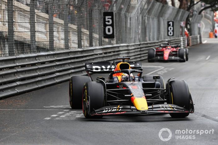 Max Verstappen, Red Bull Racing RB18, Charles Leclerc, Ferrari F1-75