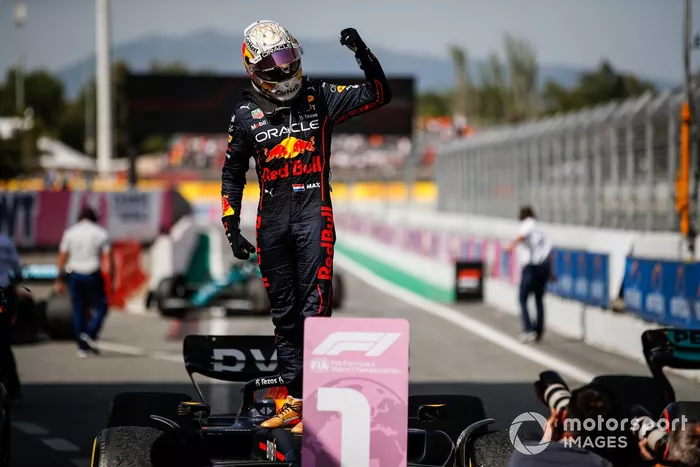 Ganador Max Verstappen, Red Bull Racing, celebra enl Parc Ferme 
