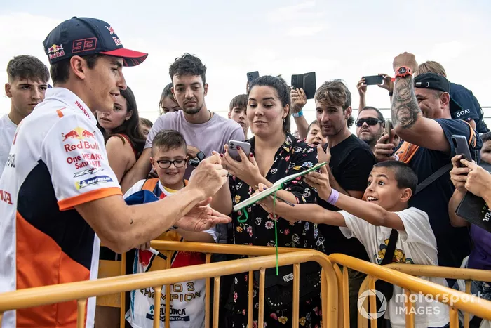 Marc Márquez, del equipo Repsol Honda, con los aficionados