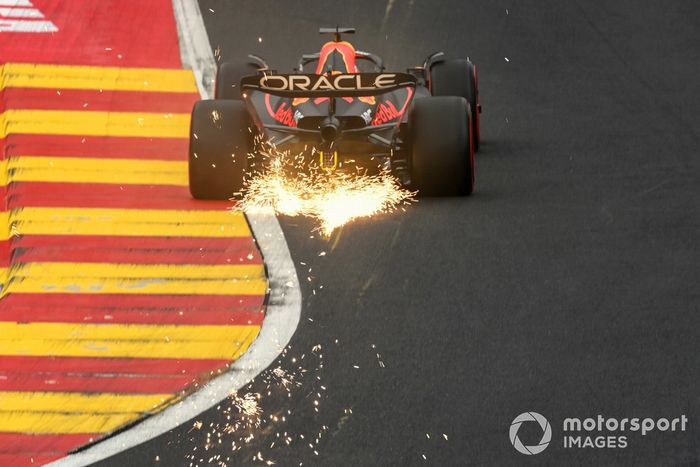 El RB18 de Max Verstappen y el Red Bull Racing echan chispas