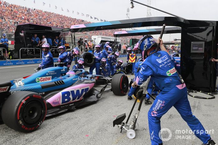 Fernando Alonso, Alpine A522, hace una parada en boxes
