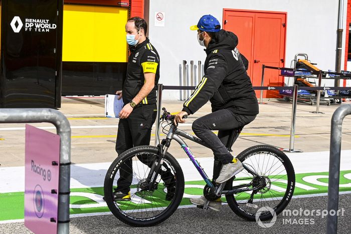 Daniel Ricciardo, Renault F1, en bici