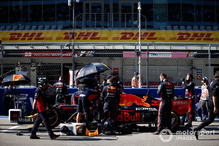Mecánicos en la parrilla con Max Verstappen, Red Bull Racing RB16