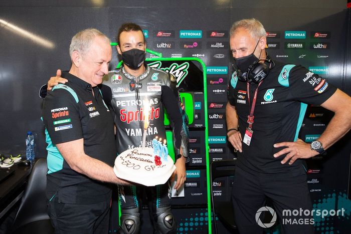 Franco Morbidelli, y el jefe del equipo Petronas Yamaha SRT, Ramón Forcada, celebran la carrera número 500