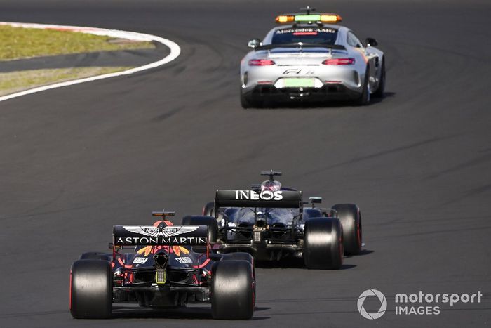 Safety Car lidera a Lewis Hamilton, Mercedes F1 W11, Max Verstappen, Red Bull Racing RB16 