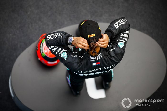 Lewis Hamilton, Mercedes-AMG F1, 1ª posición, en el podio con el casco de Michael Schumacher