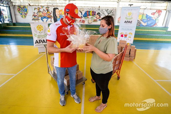 Piloto Shell, Ricardo Zonta participa de primeira entrega do Milhão Solidário da Stock Car em Londrina (PR)