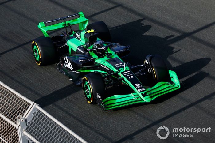 Zhou Guanyu, Stake F1 Team Kick Sauber C44