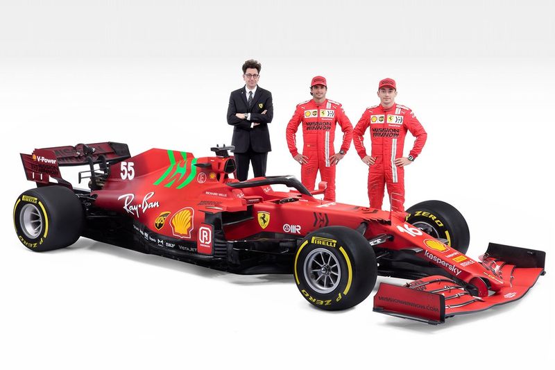Charles Leclerc, Ferrari, Carlos Sainz Jr., Ferrari, Mattia Binotto, Team Principal Ferrari
