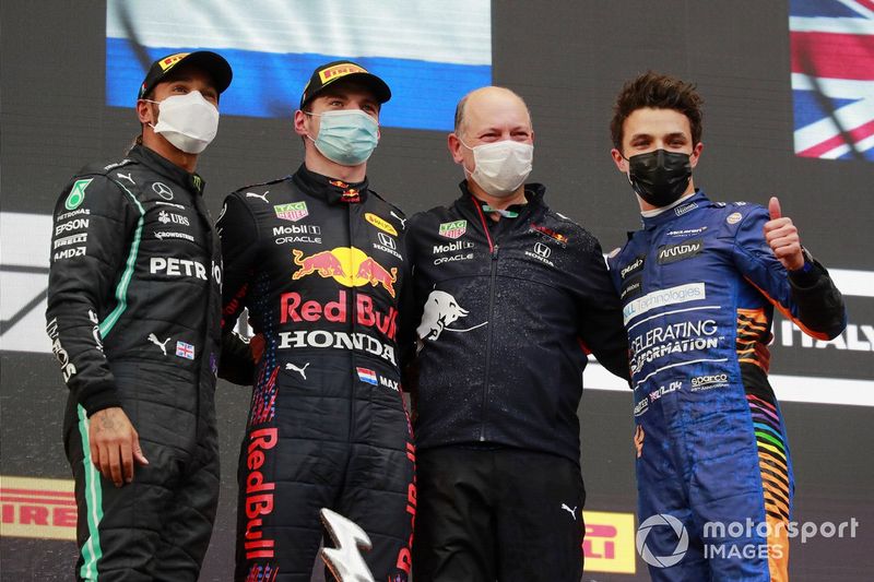 Podio: segundo lugar Lewis Hamilton, Mercedes, ganador  Max Verstappen, Red Bull Racing, y el tercer lugar Lando Norris, McLaren