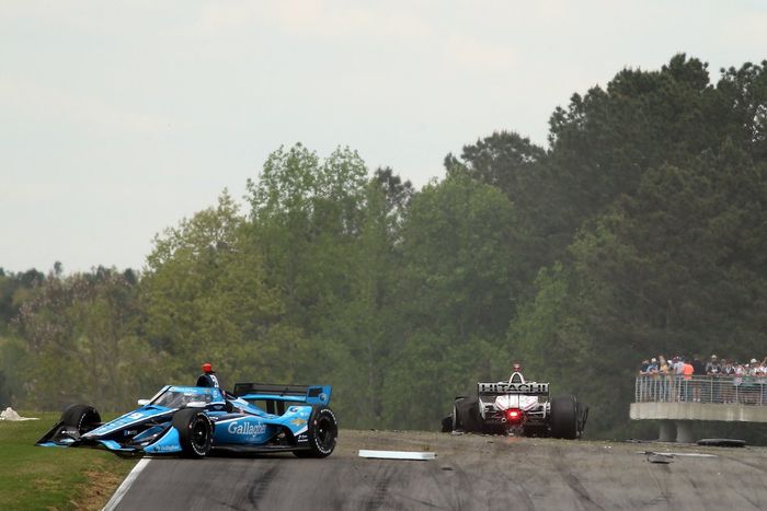 Choque en la salida de  Max Chilton, Carlin Chevrolet and Josef Newgarden, Team Penske Chevrolet