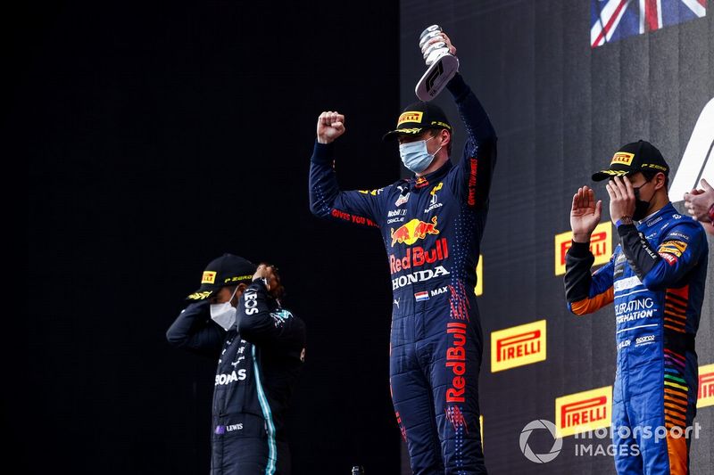 Podio: segundo lugar Lewis Hamilton, Mercedes, ganador  Max Verstappen, Red Bull Racing, y el tercer lugar Lando Norris, McLaren