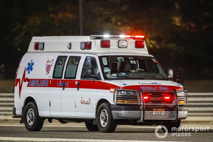 Una ambulancia lleva a Romain Grosjean, Haas F1, al centro médico del circuito