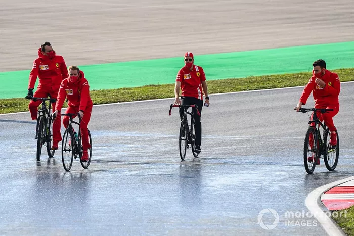 Sebastian Vettel, Ferrari, recorre la pista en bici