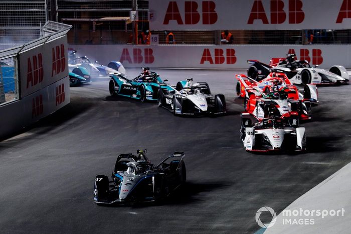 Nyck de Vries, Mercedes Benz EQ, EQ Silver Arrow 02 leads