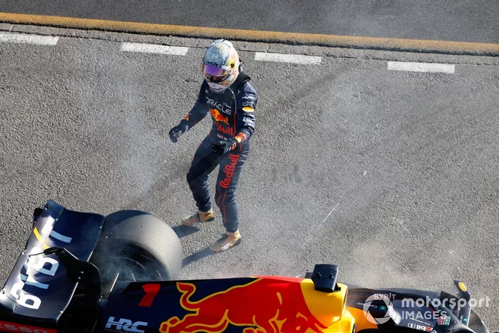 Max Verstappen, Red Bull Racing, se retira de la carrera