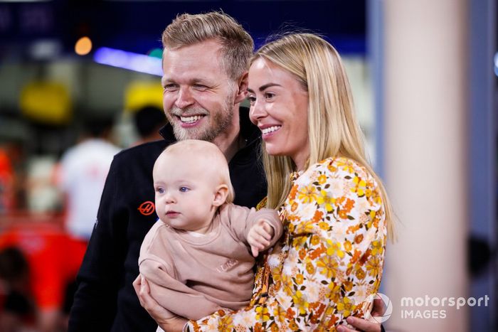 Kevin Magnussen, Haas F1 Team, su esposa Louise Gjørup y su hijo