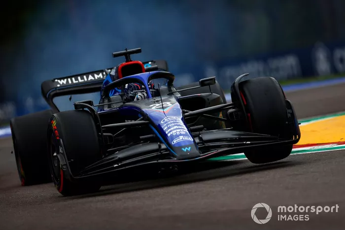 Alex Albon, Williams FW44, con fuego en el neumático trasero