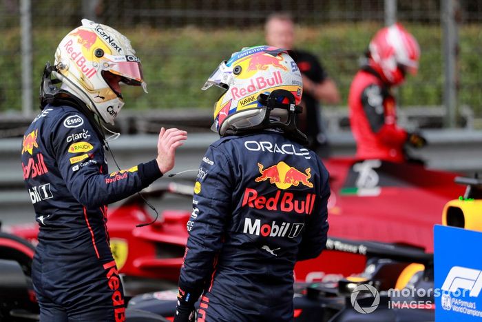 Max Verstappen, Red Bull Racing, 1ª posición, Sergio Pérez, Red Bull Racing, 3ª posición, conversan en el Parc Ferme tras la Carrera Sprint