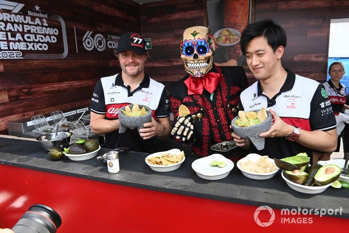 Valtteri Bottas, Alfa Romeo F1 Team y Zhou Guanyu, Alfa Romeo F1 Team hacen tacos con Fermín La Calaca
