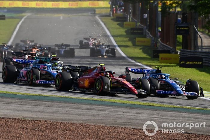 Carlos Sainz, Ferrari F1-75, Esteban Ocon, Alpine A522, Fernando Alonso, Alpine A522, Sergio Pérez, Red Bull Racing RB18, el resto de la parrilla al inicio de la carrera Sprint