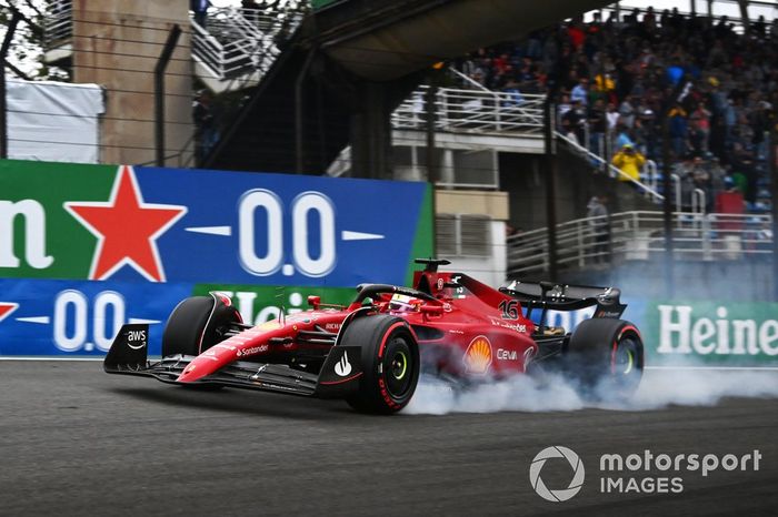 Charles Leclerc, Ferrari F1-75, bloquea los frenos