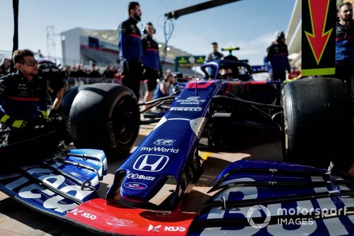 El equipo Toro Rosso practica una parada en boxes
