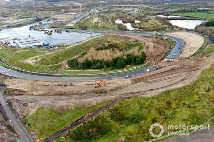 Trabajos de construcción en el autódromo de Zandvoort para el Gran Premio de Holanda