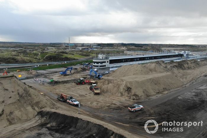 Trabajos de construcción en el autódromo de Zandvoort para el Gran Premio de Holanda