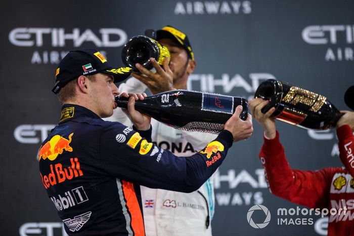 Podio: segundo lugar Max Verstappen, Red Bull Racing, ganador de la carrera Lewis Hamilton, Mercedes AMG F1, y el tercer lugar Charles Leclerc, Ferrari