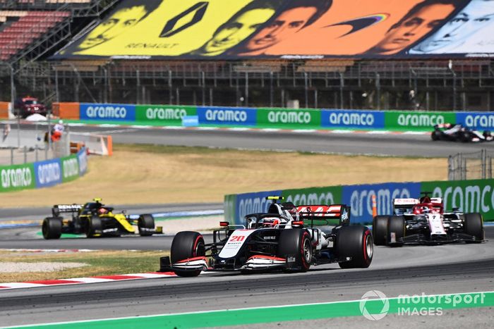 Kevin Magnussen, Haas VF-20, Kimi Raikkonen, Alfa Romeo Racing C39, Esteban Ocon, Renault F1 Team R.S.20