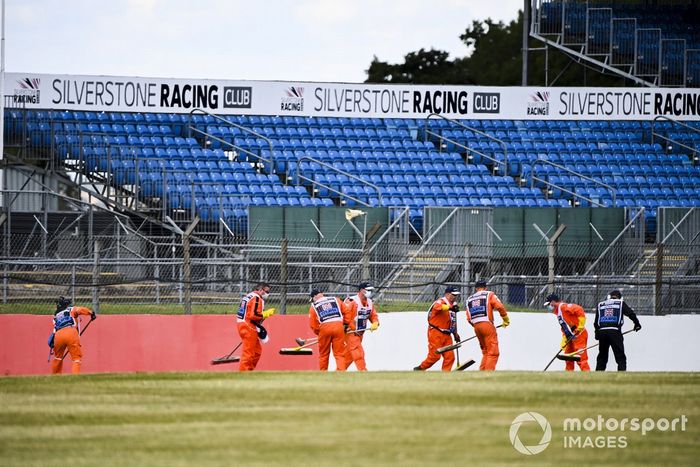 Los oficiales limpian la pista después del giro en Nicholas Latifi, Williams FW43 