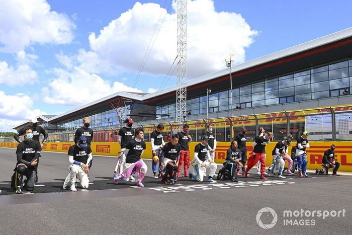 Lewis Hamilton, Mercedes-AMG F1, y los otros pilotos se arrodillan para mostrar su apoyo a la campaña para el fin del racismo