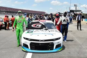 Darrell Wallace Jr., Richard Petty Motorsports, Chevrolet Camaro Victory Junction and Kyle Busch, Joe Gibbs Racing, Toyota Camry Interstate Batteries