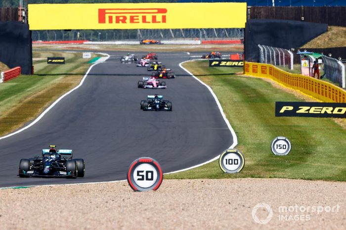 Valtteri Bottas, Mercedes F1 W11, Lewis Hamilton, Mercedes F1 W11 en la vuelta de formación