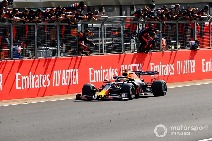 Ganador de la carrera Max Verstappen, Red Bull Racing RB16 cruza la línea de meta