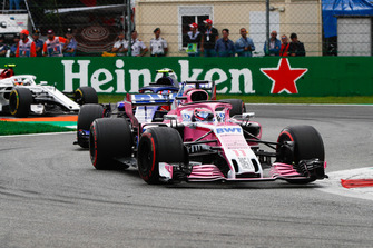 Sergio Perez, Racing Point Force India VJM11, devant Pierre Gasly, Toro Rosso STR13, et Charles Leclerc, Sauber C37